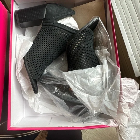 Vince Camuto bootie . Suede . Size 7 . New 2 pairs - Picture 5 of 9